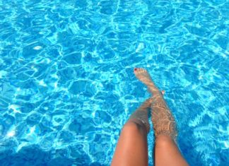 Solárna plachta pre bazén: čo dokáže a koľko peňazí vám ušetrí?