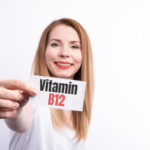 Potraviny bohaté na vitamín B12, ako mäso, vajcia a mliečne výrobky, na drevenom stole.